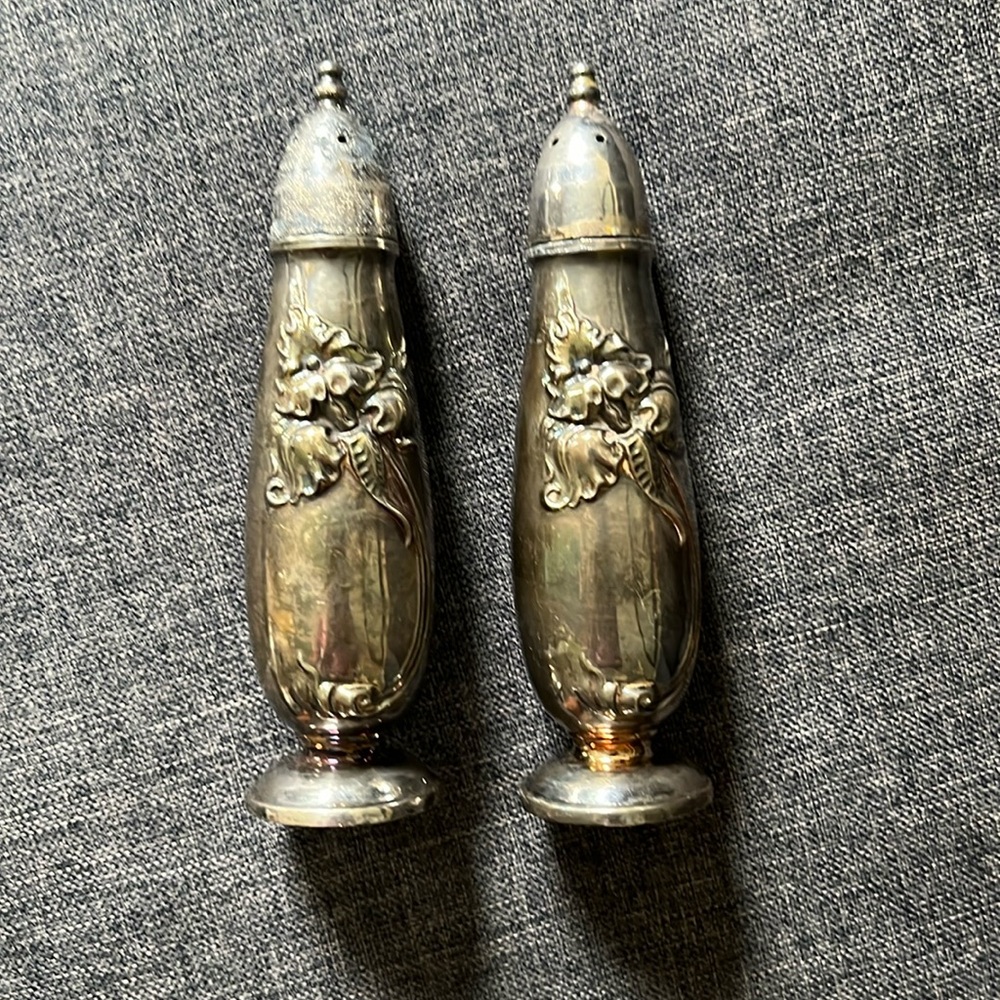 1953 Community White Orchid Silver Plated Pair Salt Pepper Shakers 5 1/4” A9